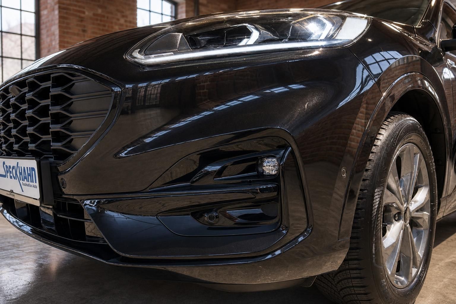 Ford SUV schwarz Frontpartie mit LED-Tagfahrlicht Nahaufnahme