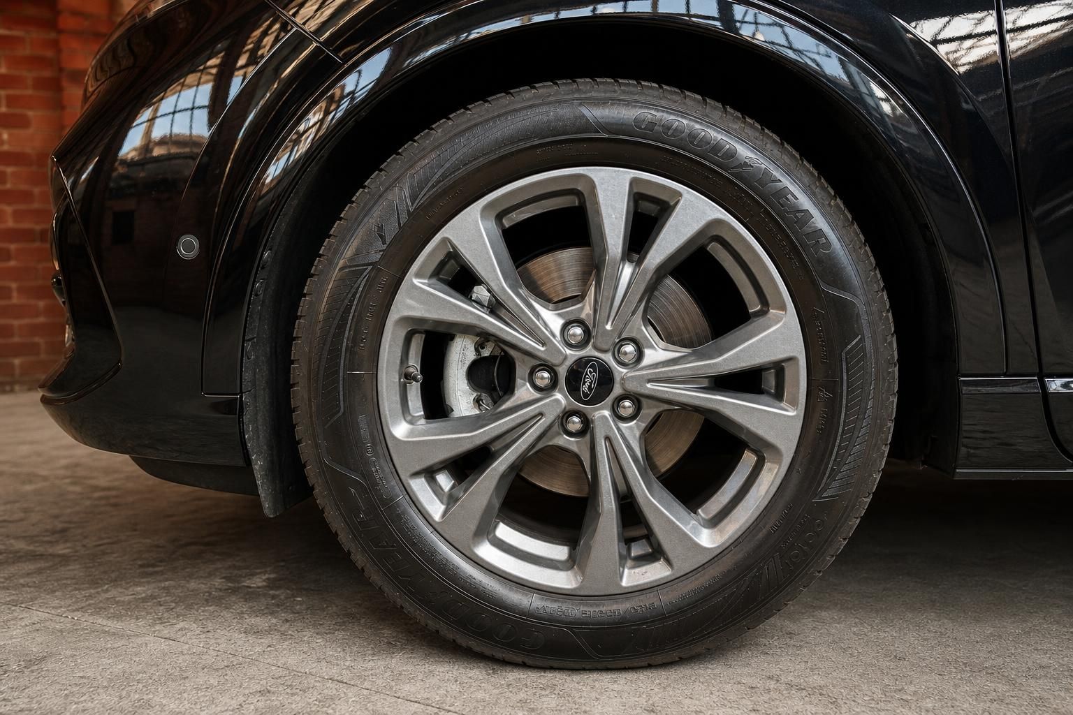 Detailansicht Alufelge und Goodyear Reifen des schwarzen Ford SUV