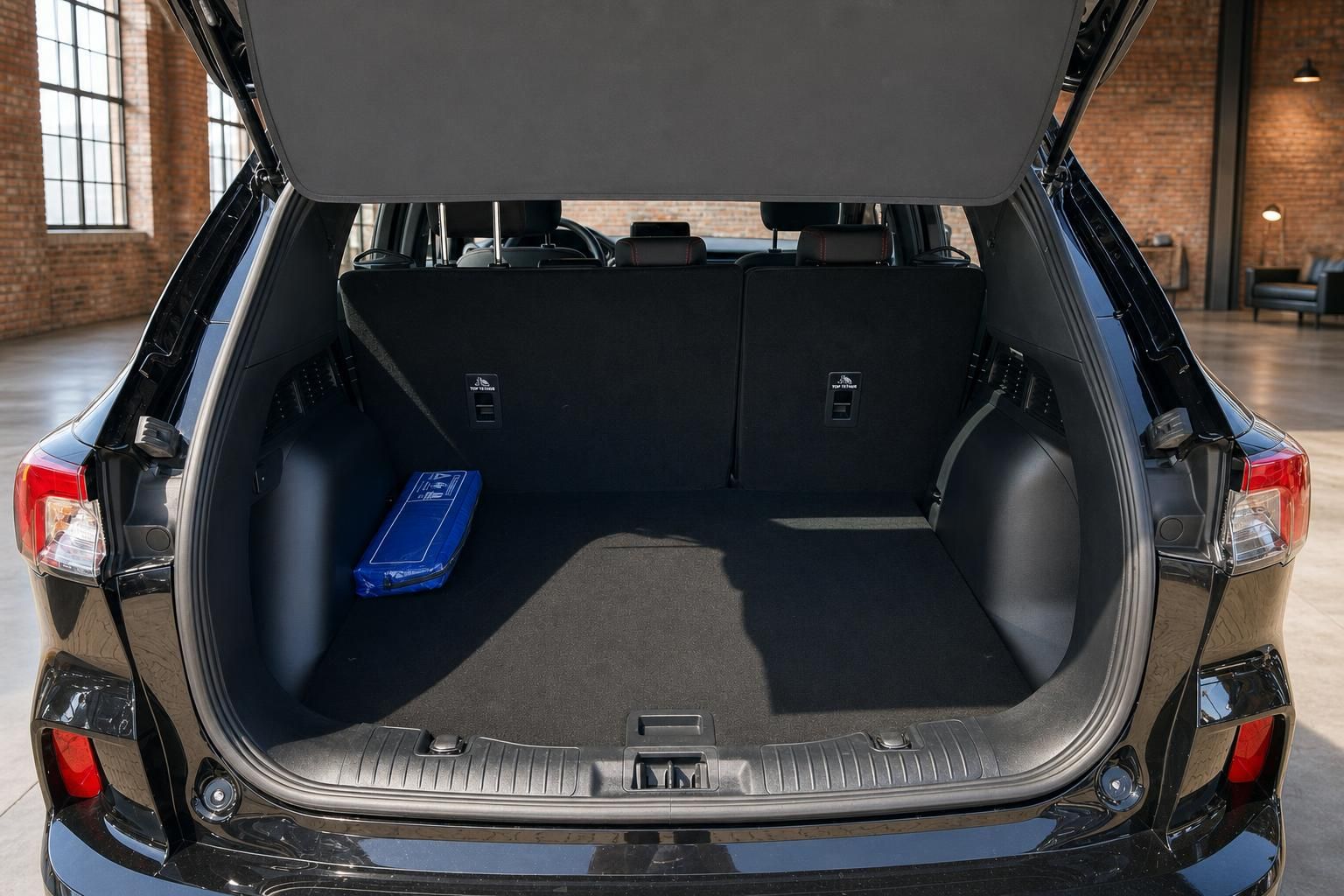Kofferraum des schwarzen Ford SUV mit geoeffneter Heckklappe und Ladefläche