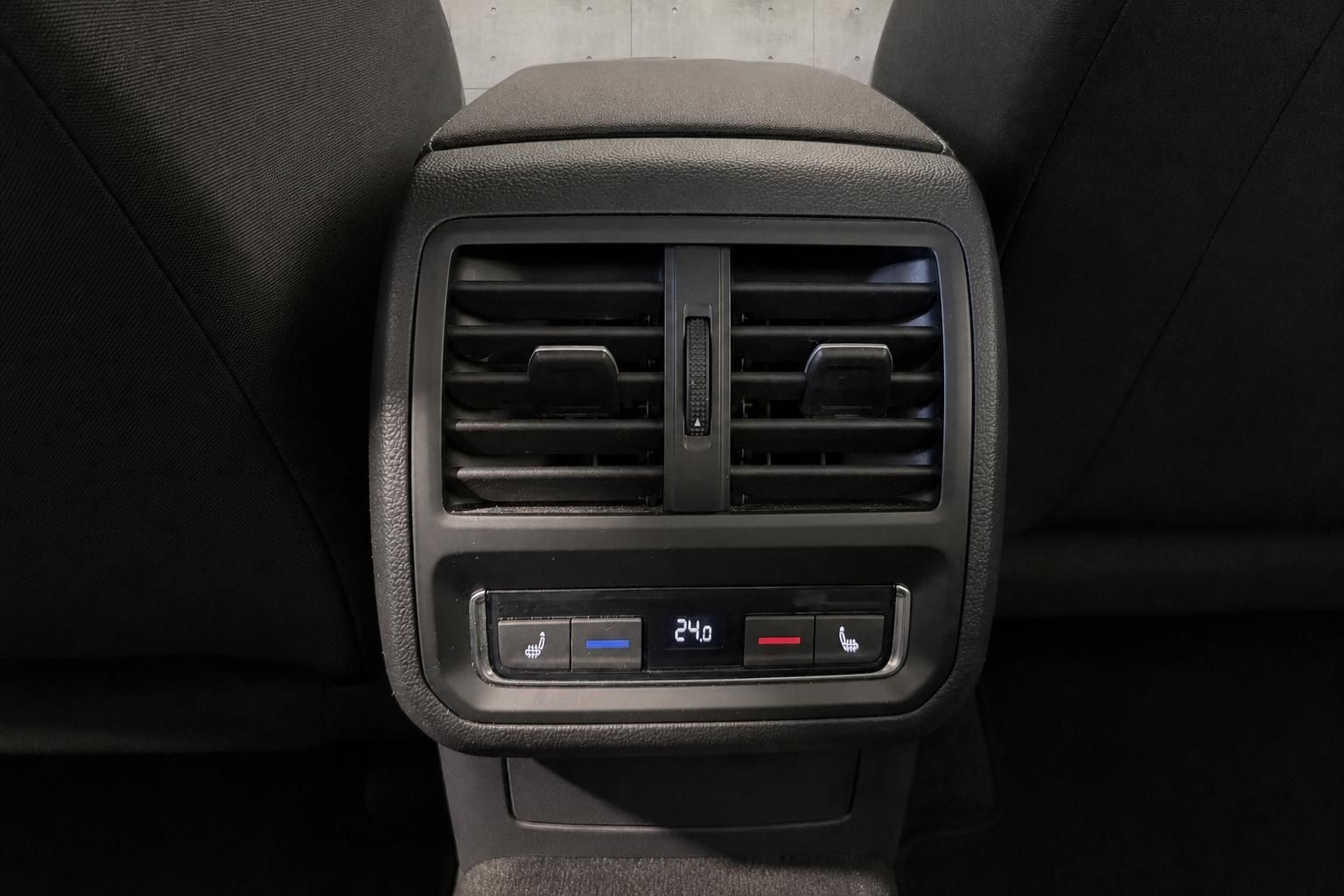 VW Passat Fondbereich Klimabedienung und Sitzheizung