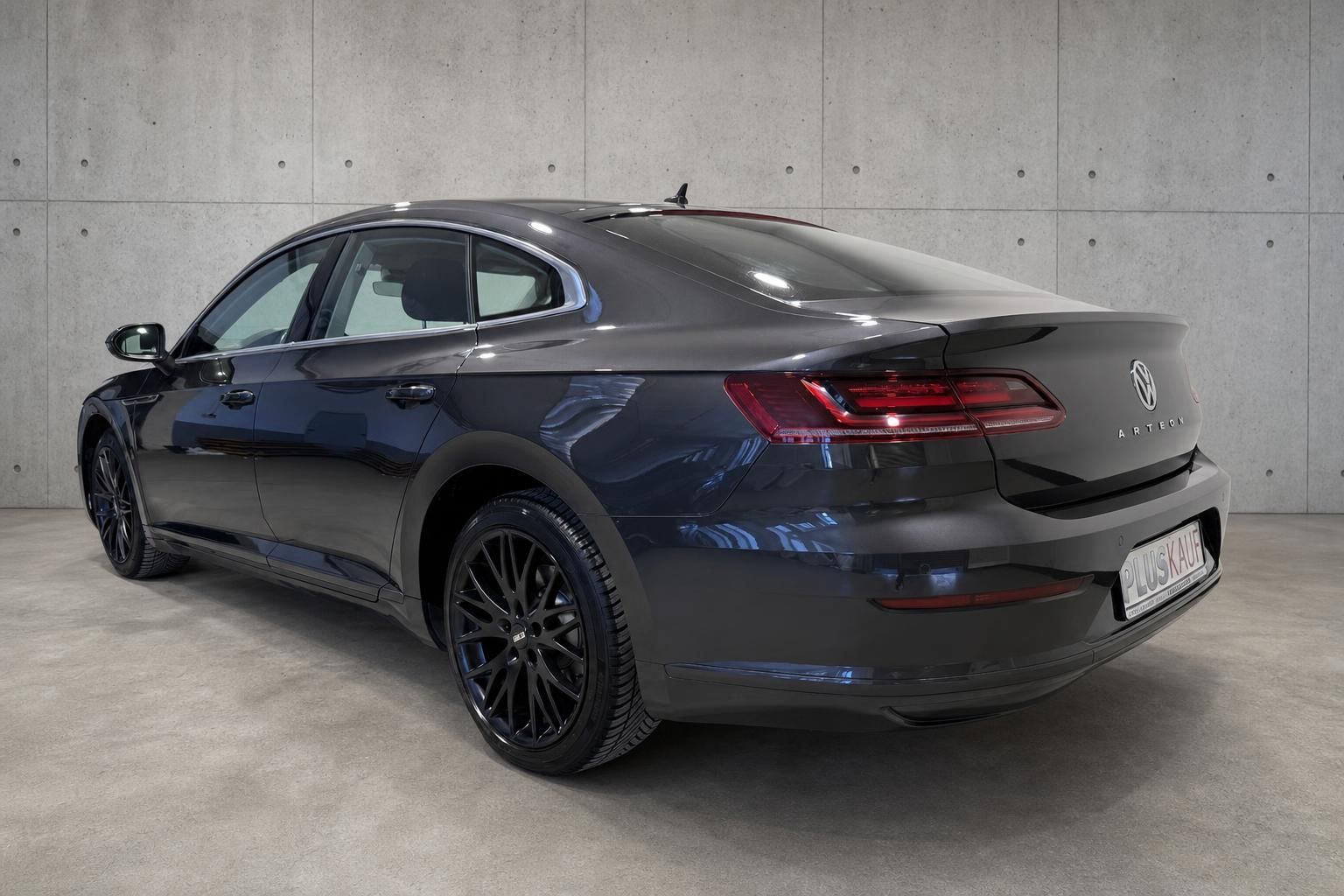 VW Arteon Heckansicht mit Schriftzug und schwarzen Felgen