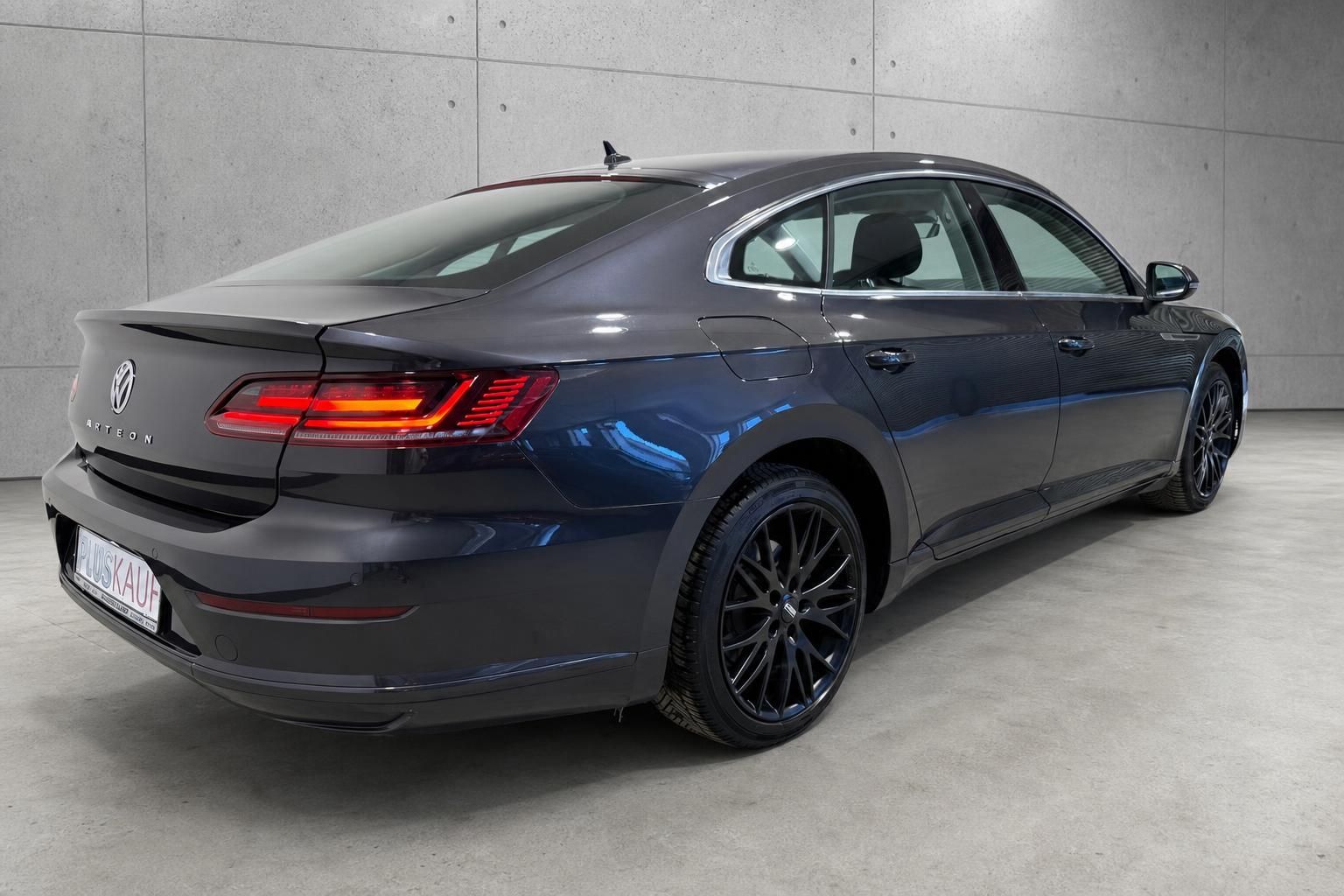 VW Arteon Heckansicht schraeg, Rueckleuchten und Lackglanz sichtbar