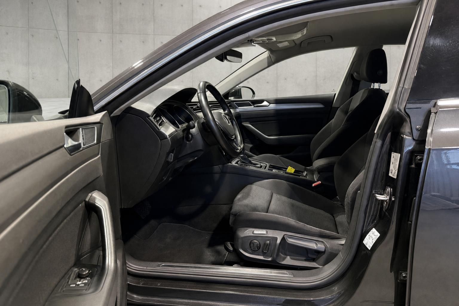 VW Arteon Innenraum mit Cockpit, Lenkrad und Sportsitzen