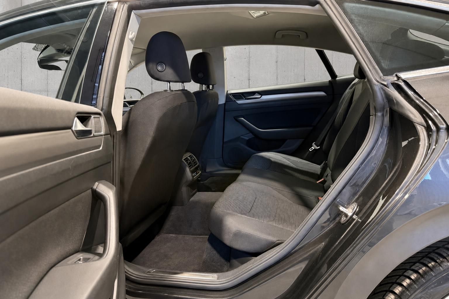 VW Passat Innenraum Ruecksitze mit geoeffneter Tuer
