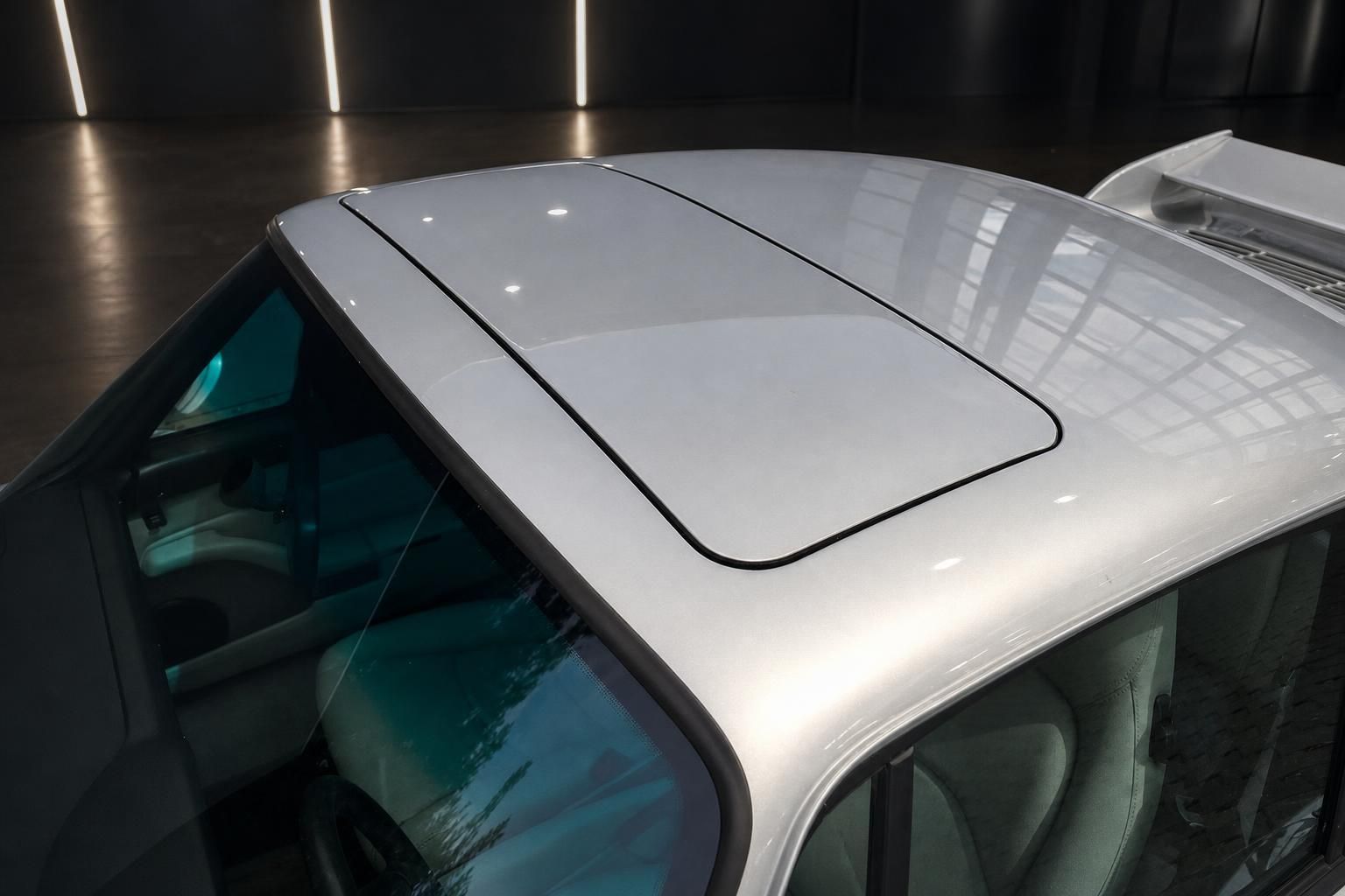 Porsche 911 Schiebedach Detail silber metallic von oben Glasdach geöffnet