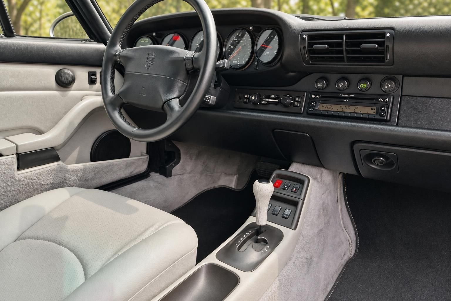 Porsche Cockpit mit Lenkrad, Armaturenbrett und klassischen Rundinstrumenten