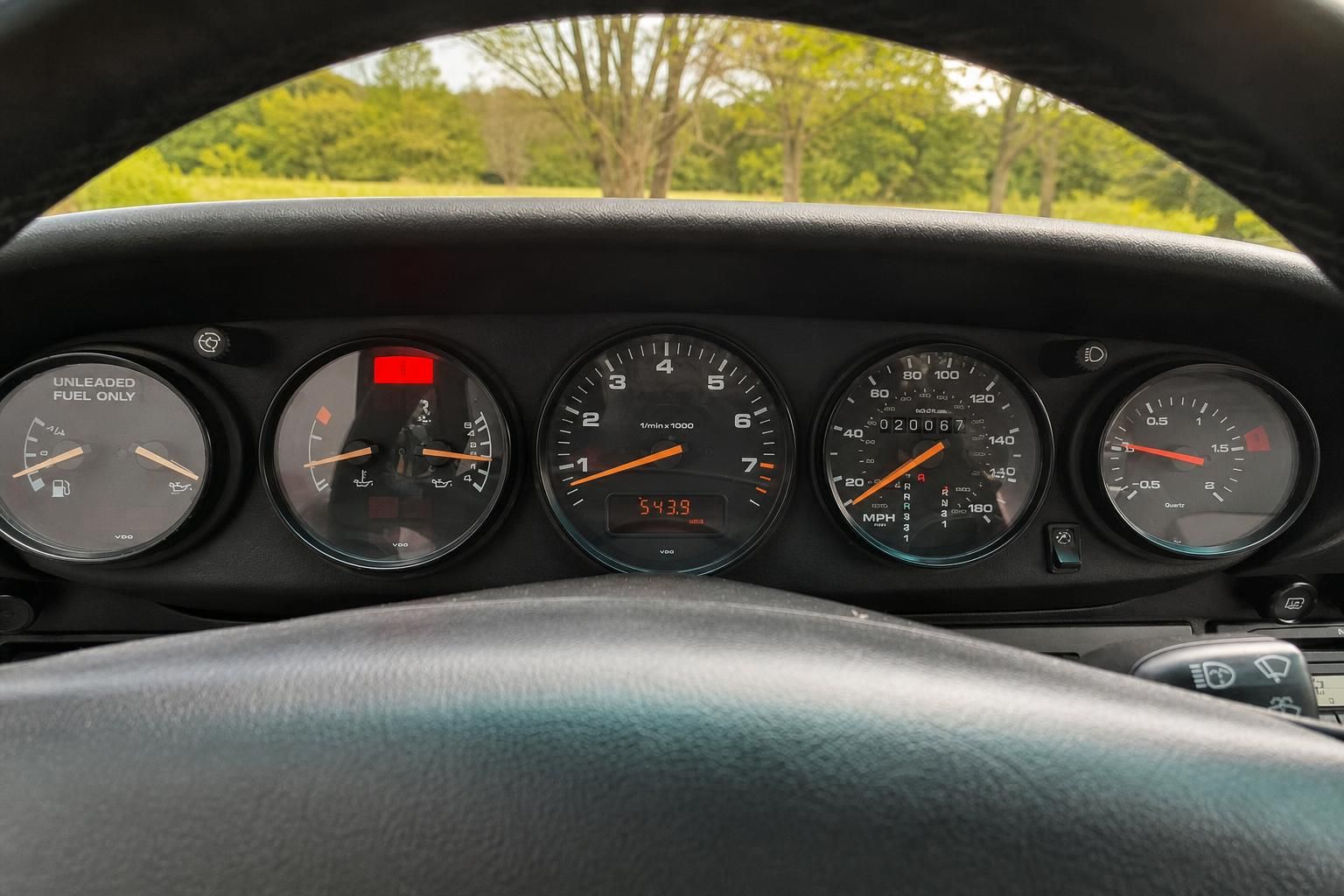 Porsche Tacho und Instrumenteneinheit mit orangenen Zeigern und VDO-Anzeigen