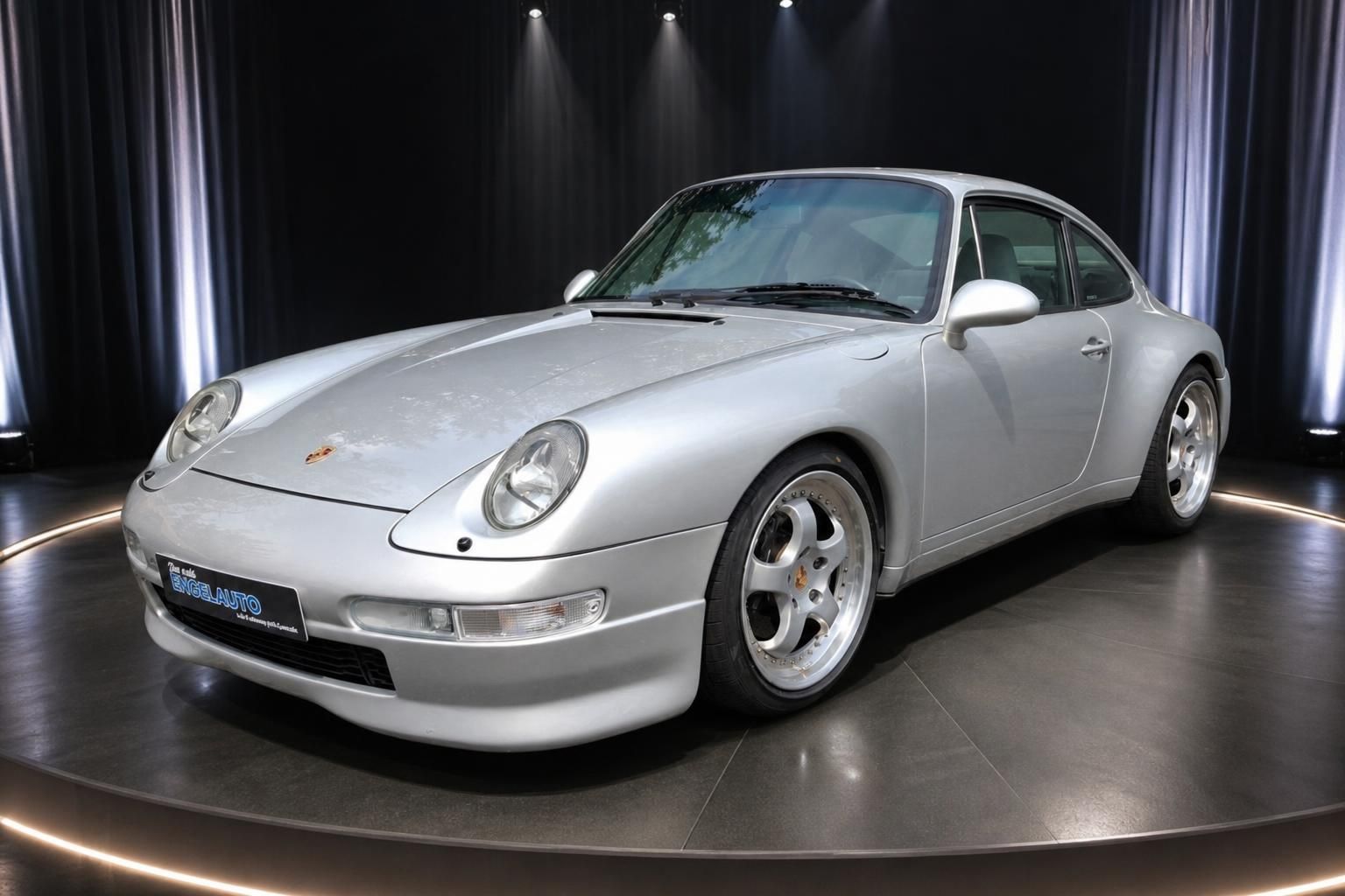 Porsche 911 silber - Seitenprofil mit charakteristischen Proportionen und Sportfelgen