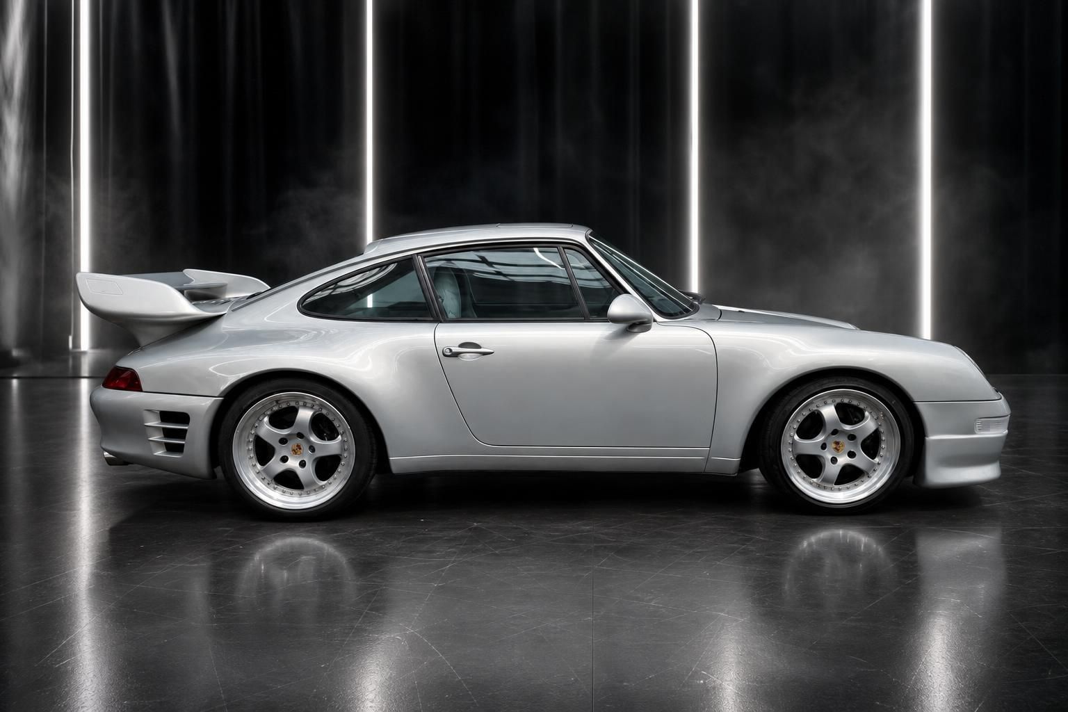 Porsche 911 Seitenansicht silber - Sportprofil mit breiten Rädern und tiefergelegter Optik