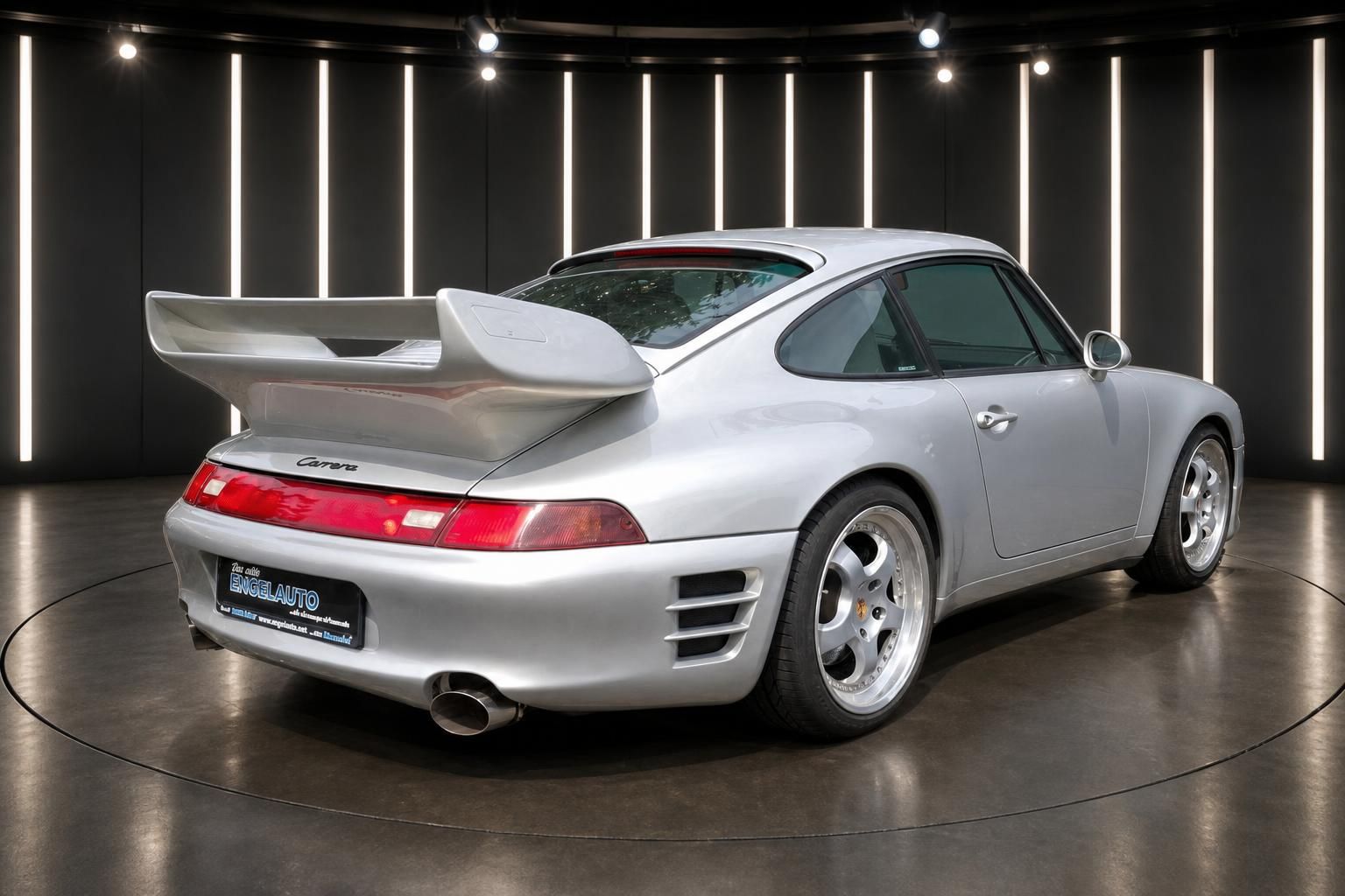 Porsche 911 Carrera Heck silber - Charakteristischer Heckspoiler und rote Rückleuchten