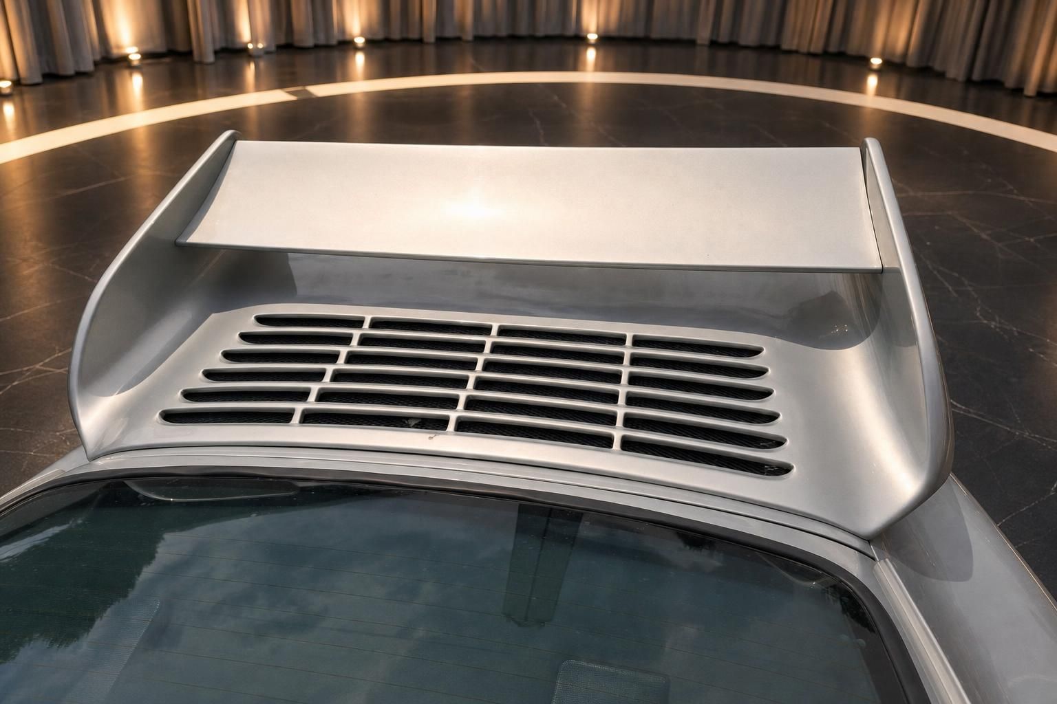 Porsche 911 Heckspoiler Detailaufnahme mit Lufteinlässen silber metallic
