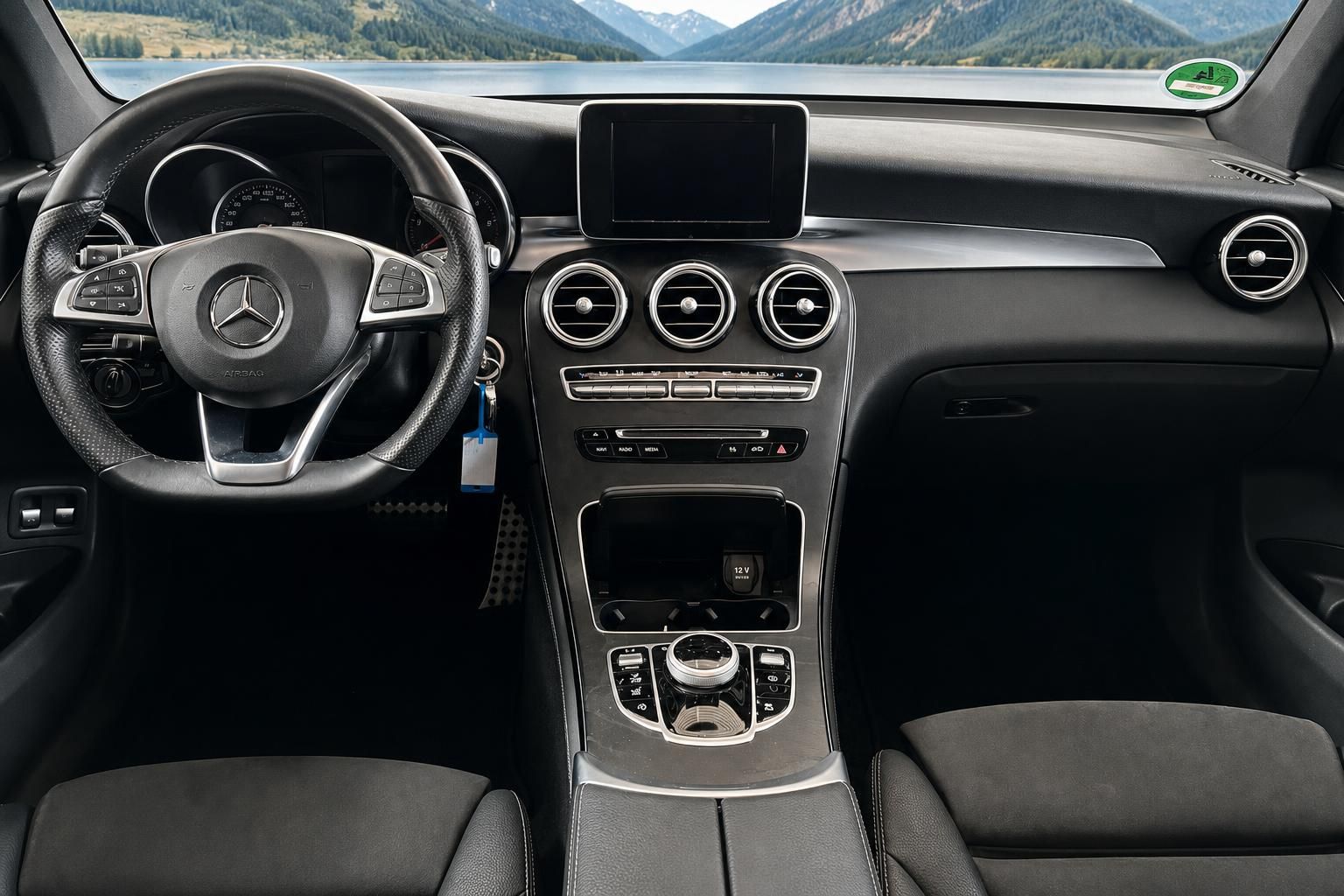 Mercedes GLC Cockpit Innenraum Armaturenbrett Lenkrad schwarz mit Berglandschaft durch Windschutzscheibe