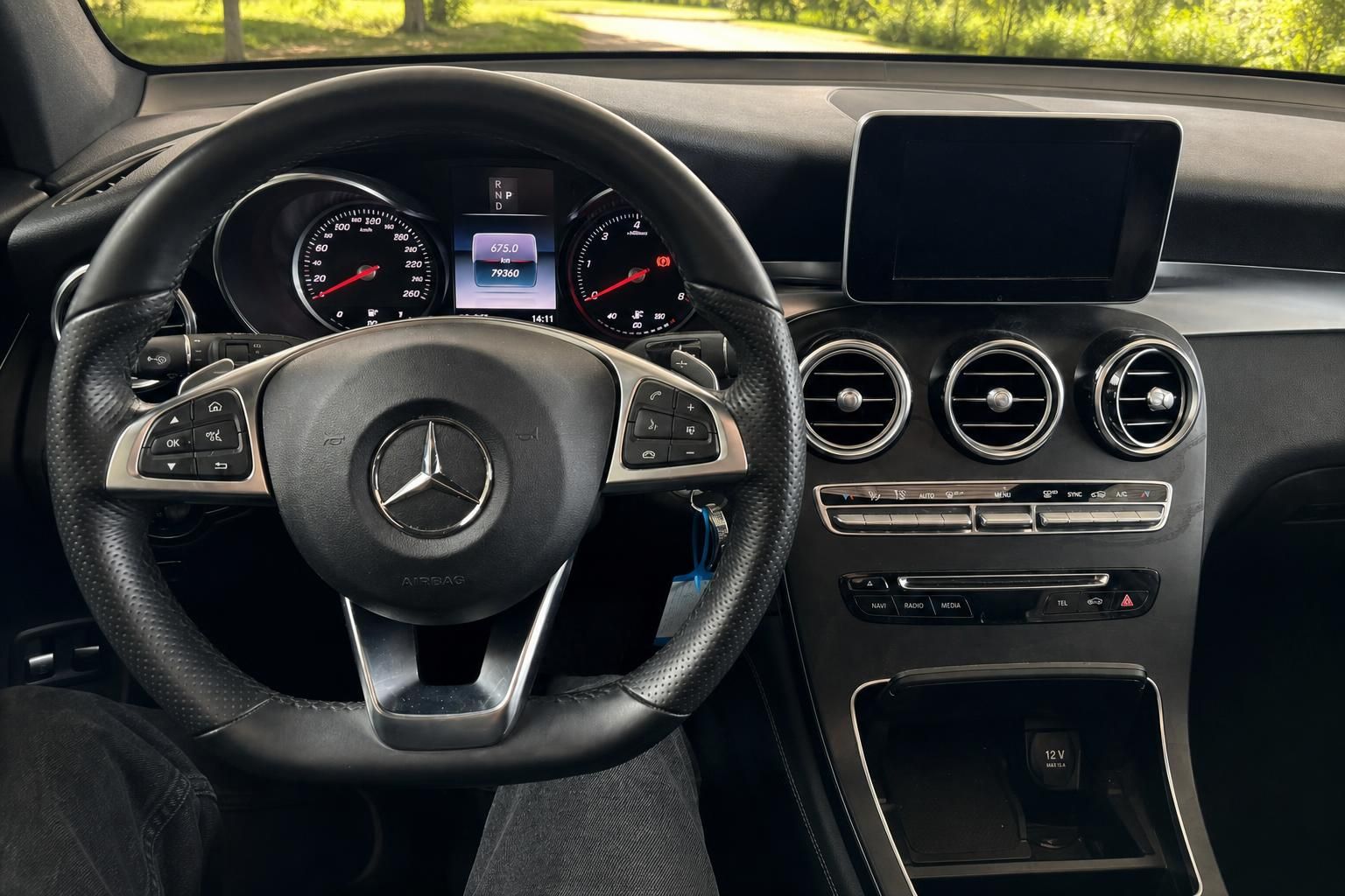 Mercedes Fahrzeug Innenraum mit Lenkrad, Armaturenbrett und Multimediasystem