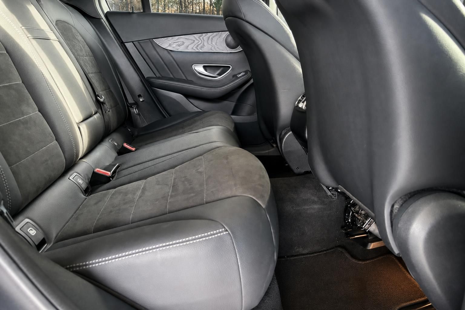 Mercedes Rücksitze mit schwarzem Leder und Holzdekor