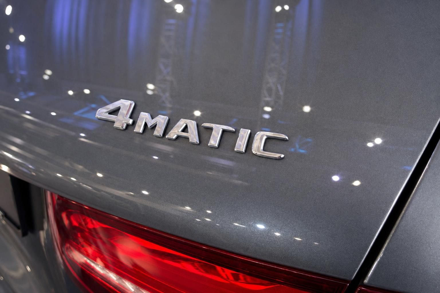 Mercedes 4MATIC Schriftzug Heck mit Rücklicht Detail