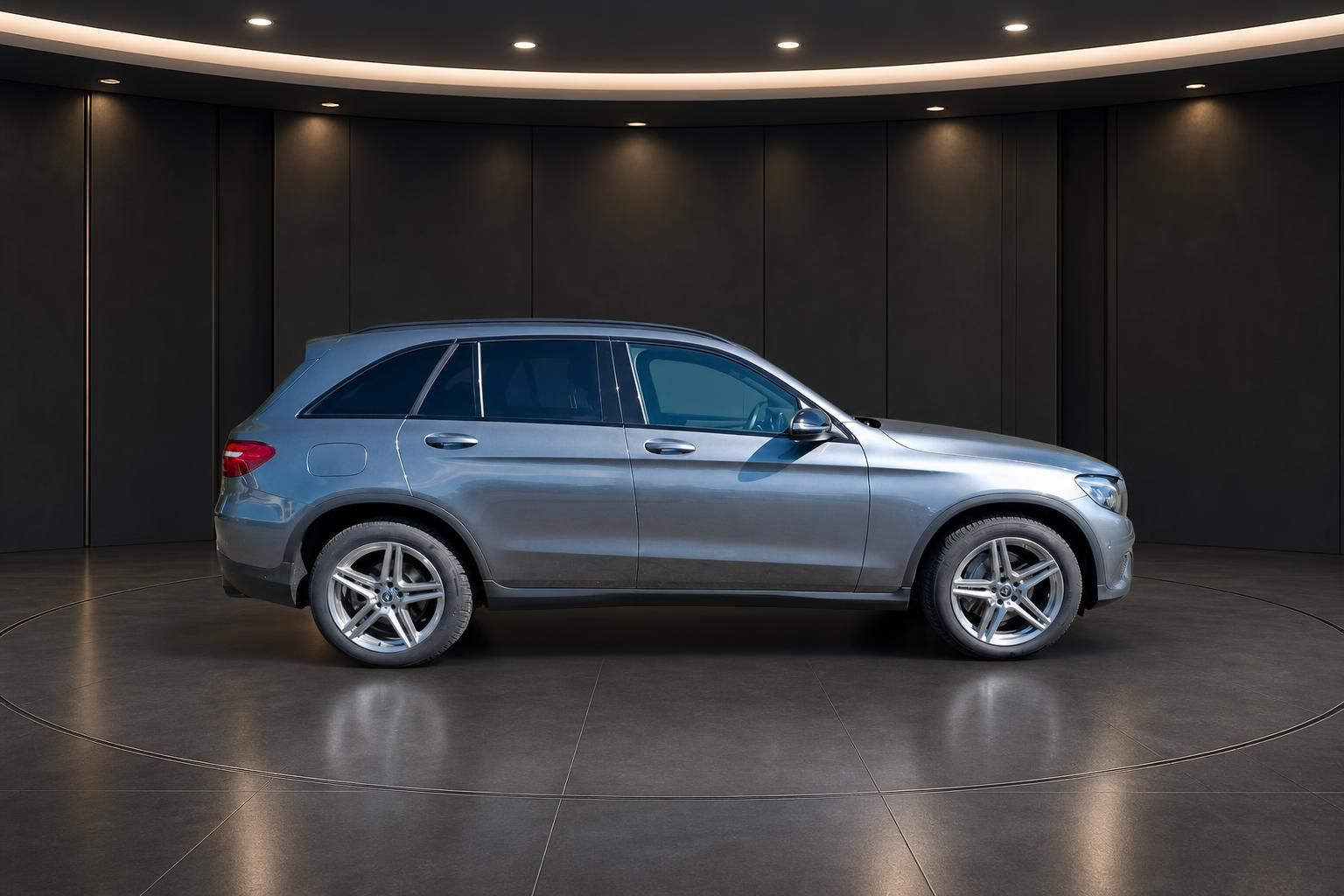 Mercedes GLC SUV silbergrau, Seitenansicht von rechts im modernen Showroom mit LED-Beleuchtung