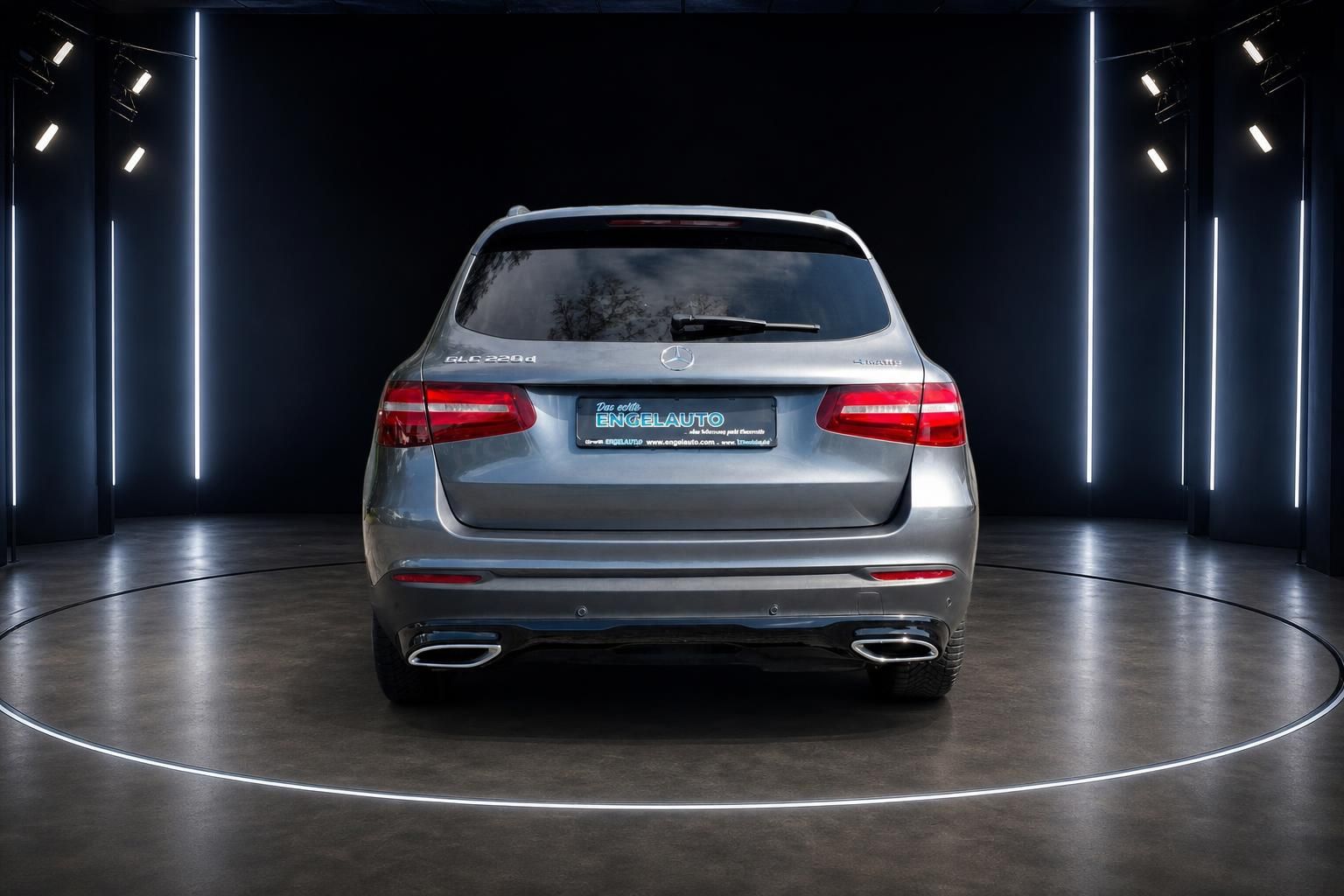 Mercedes GLC 250d silber metallic Heckansicht mit LED-Rücklichtern im Autohaus-Showroom