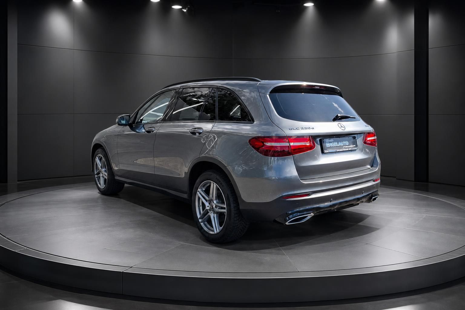 Mercedes GLC 250d silber metallic seitliche Heckansicht mit AMG-Felgen auf Drehbühne