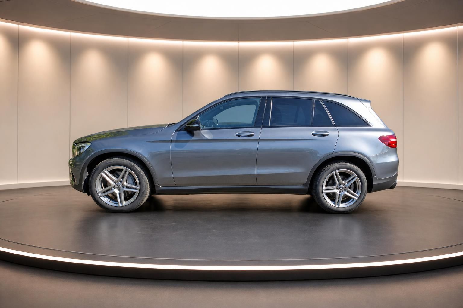 Mercedes GLC 250d silber metallic Seitenansicht Profil mit 5-Speichen-Felgen auf Drehbühne
