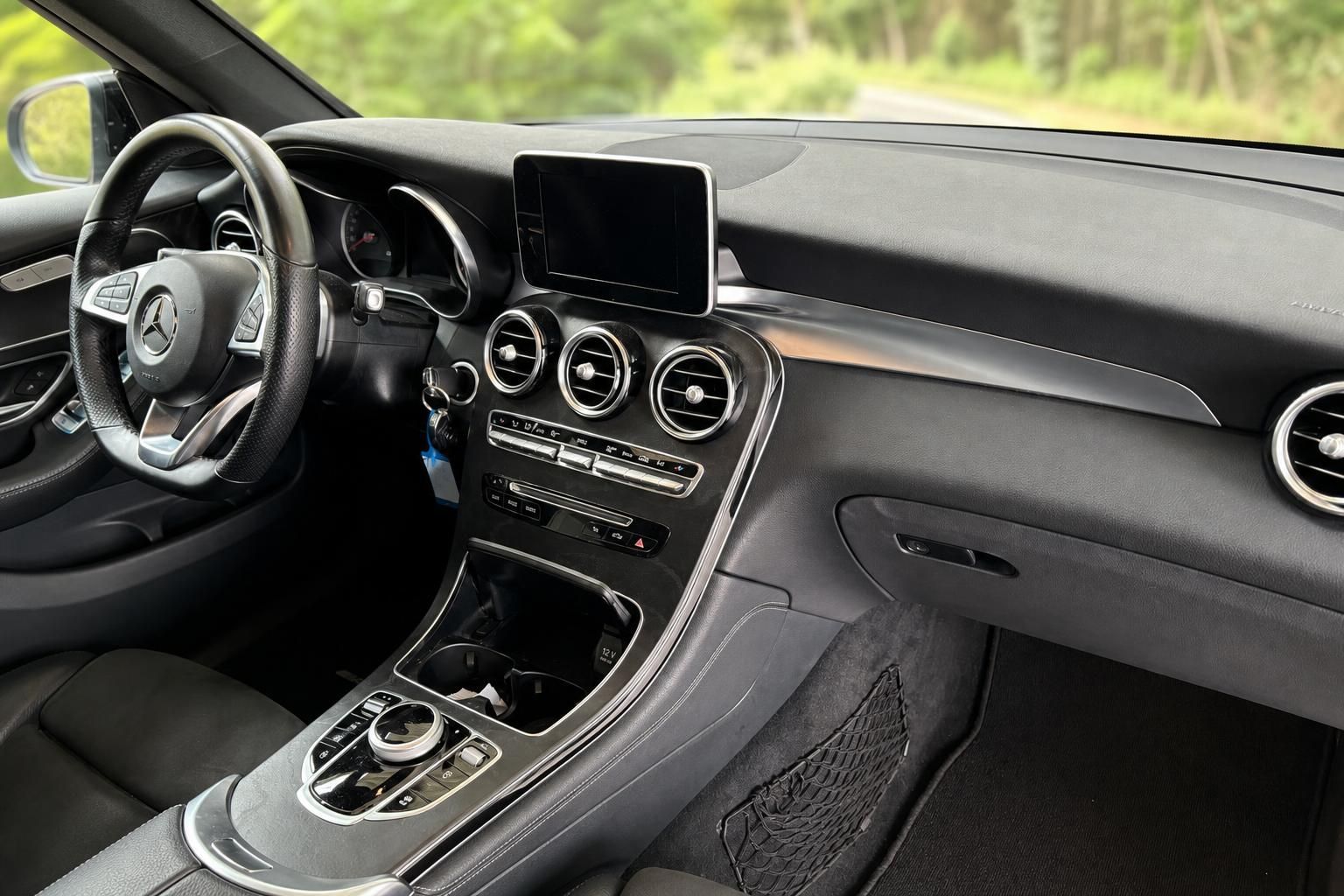 Mercedes GLC Innenraum schwarz mit Ledersitzen Cockpit Armaturenbrett und Infotainment-Display