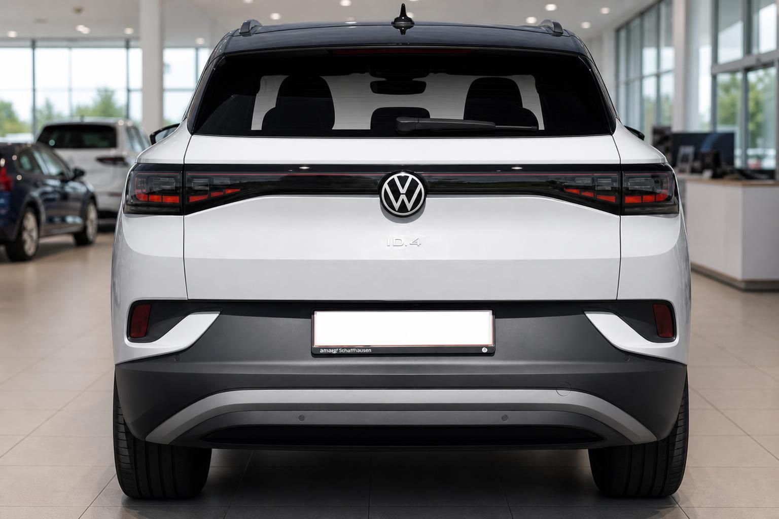 VW ID.4 weiss Heckansicht im Autohaus – Elektro-SUV mit durchgehendem Lichtband und ID.4 Schriftzug