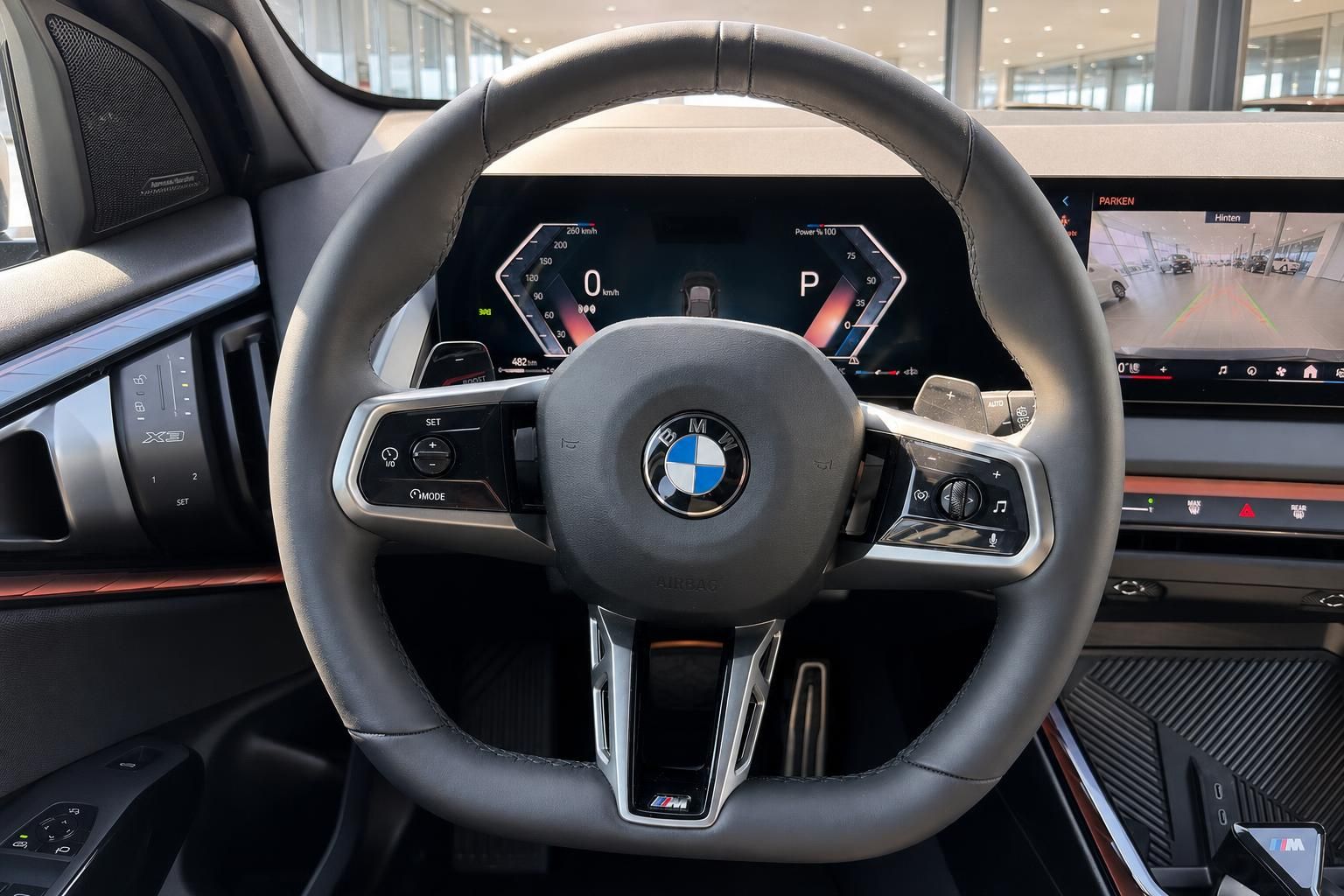 BMW X3 Innenraum, Lenkrad und digitales Cockpit im Detail