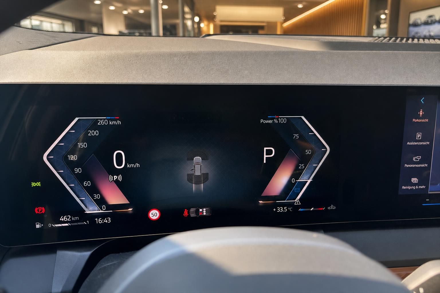 BMW Cockpit Digitaltacho mit Parkassistent-Anzeige und Geschwindigkeitsmesser