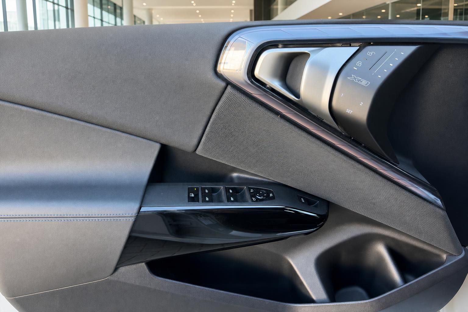 BMW X3 Fahrertür mit Bedienelementen und Fensterheber-Schaltern im Detail