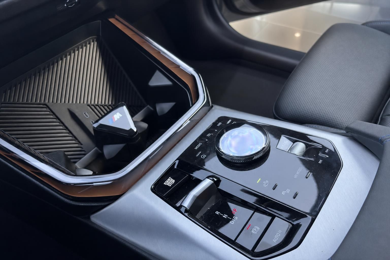 BMW Mittelkonsole mit iDrive Controller, Schalthebel und M Logo Detailansicht