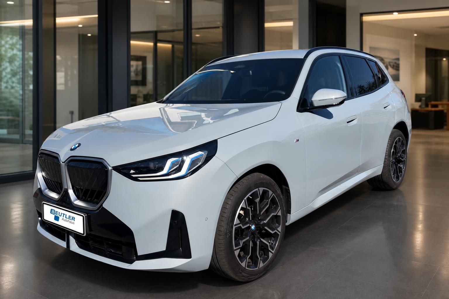 BMW X3 weiß, Frontansicht schräg vor Autohaus Beutler