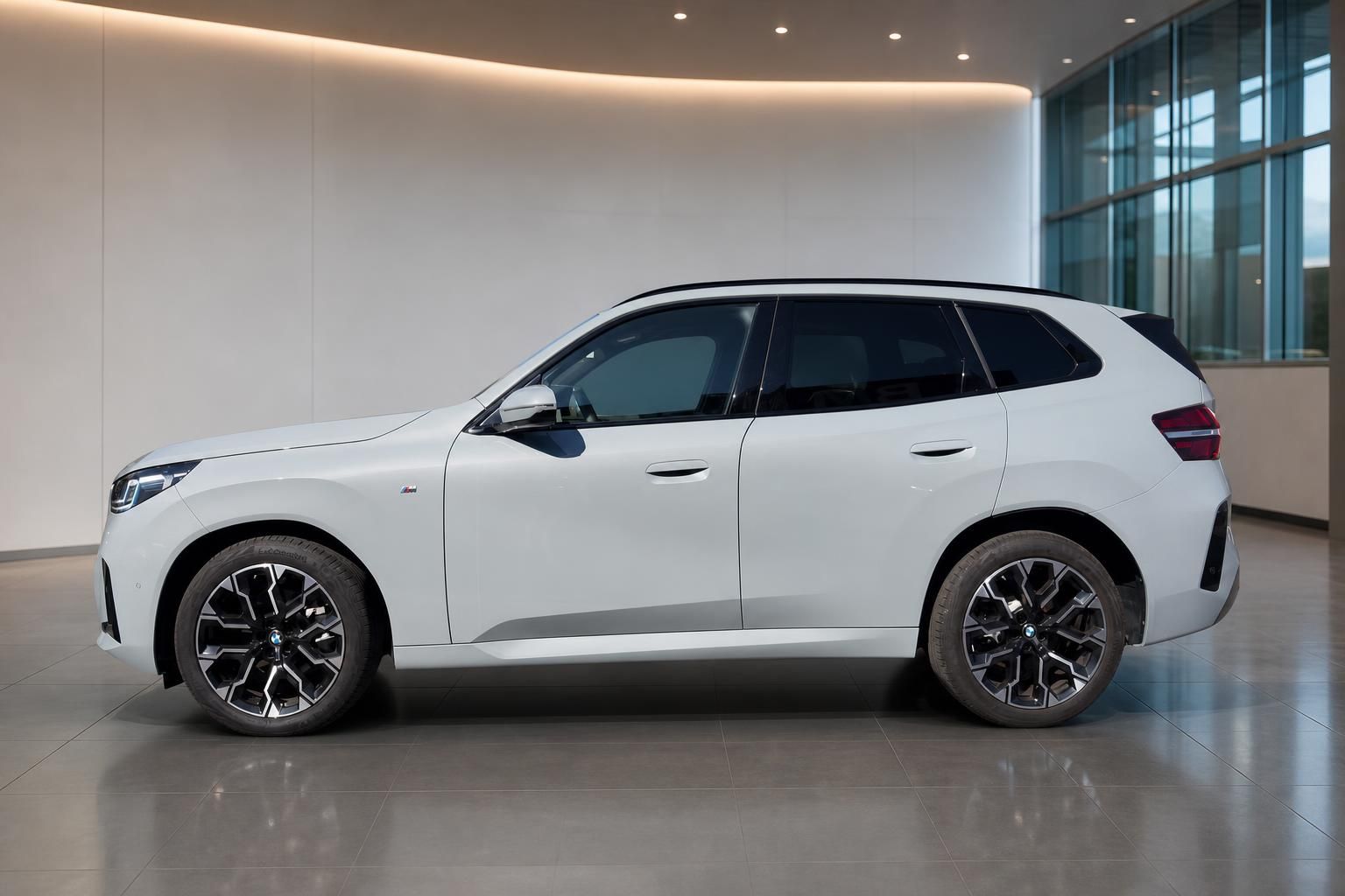 BMW X3 weiß, Seitenansicht mit M Sportpaket im Autohaus