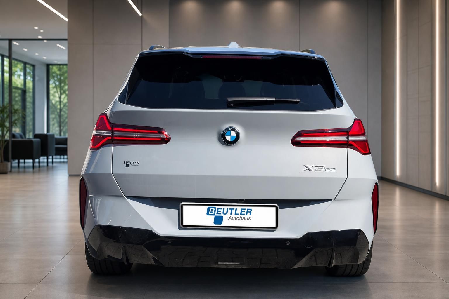 BMW X3 20d weiß, direkte Heckansicht mit Beutler Autohaus Kennzeichen