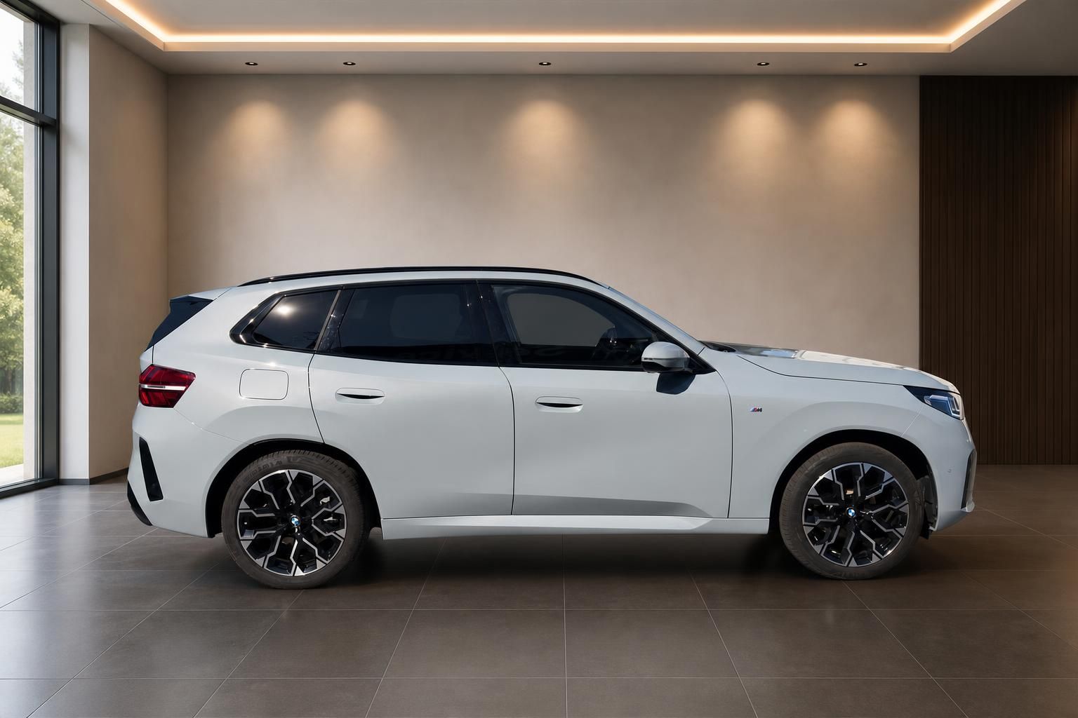 BMW X3 in Weiß, Seitenansicht im modernen Showroom