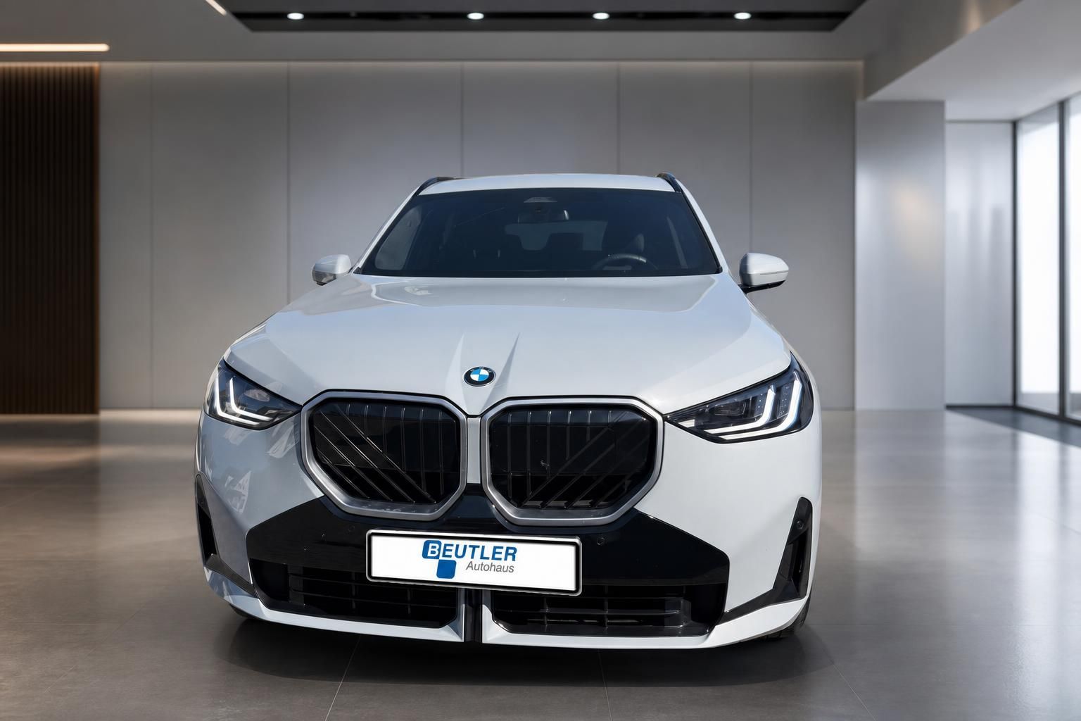 BMW X3 weiß, Frontansicht mit BMW Niere im Showroom