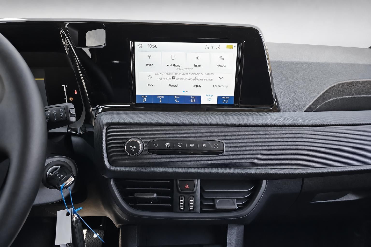 Innenraum mit Touchscreen-Infotainmentsystem und Klimabedienung im Fahrzeug