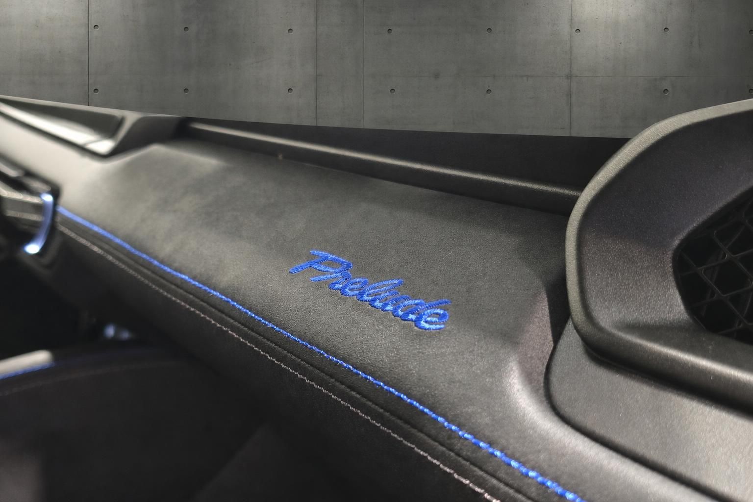 Honda Prelude Schriftzug auf Armaturenbrett mit blauer Ziernaht