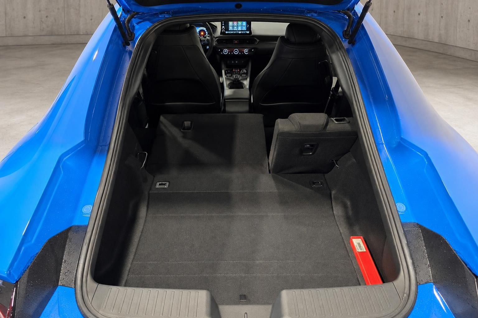 Honda Prelude blau mit geoeffneter Heckklappe und Kofferraum