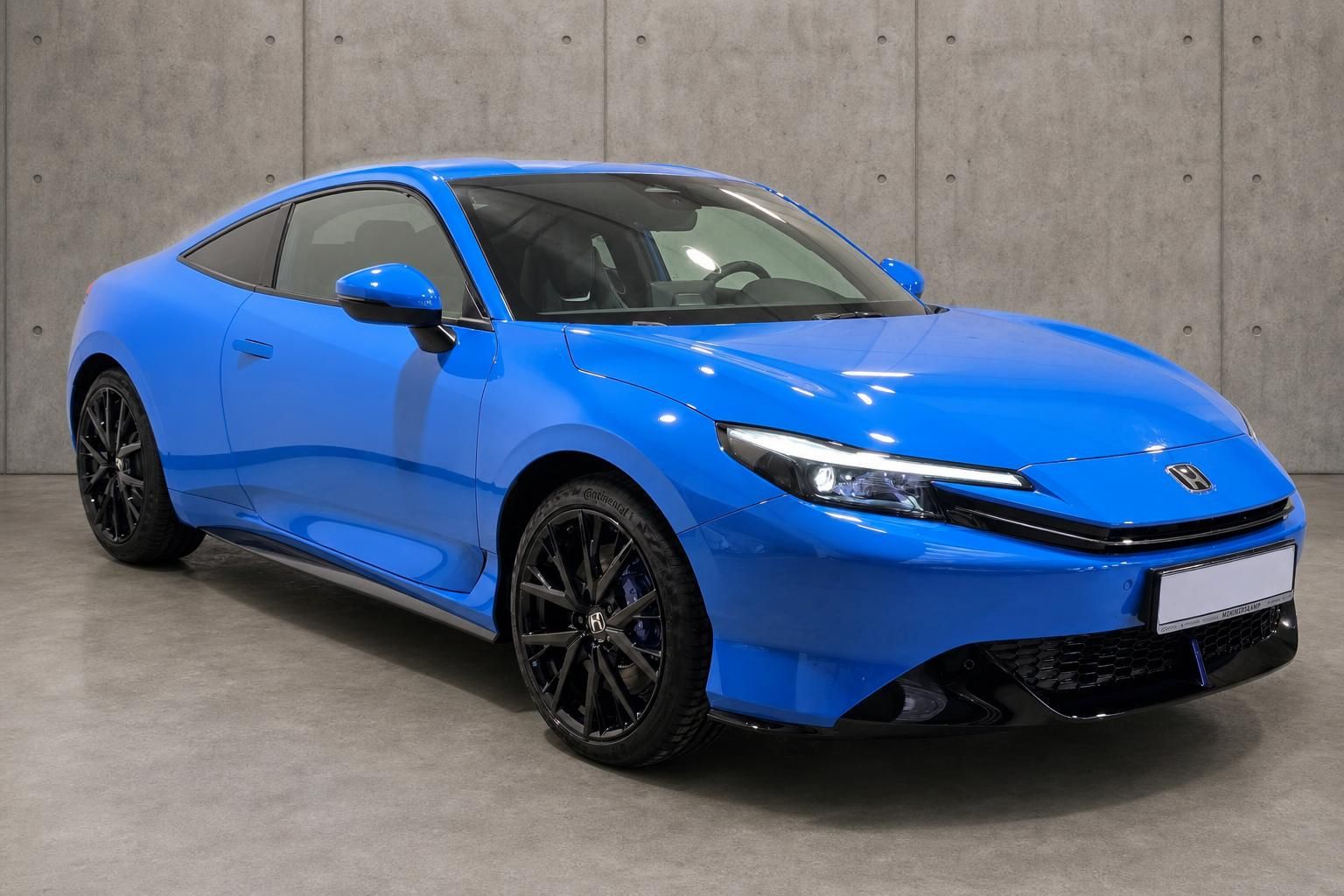 Honda Prelude blau, Frontansicht seitlich, Coupé vor Betonwand