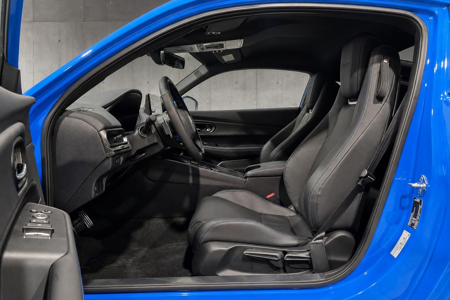 Honda Prelude Innenraum, Vordersitze und Cockpit in Schwarz