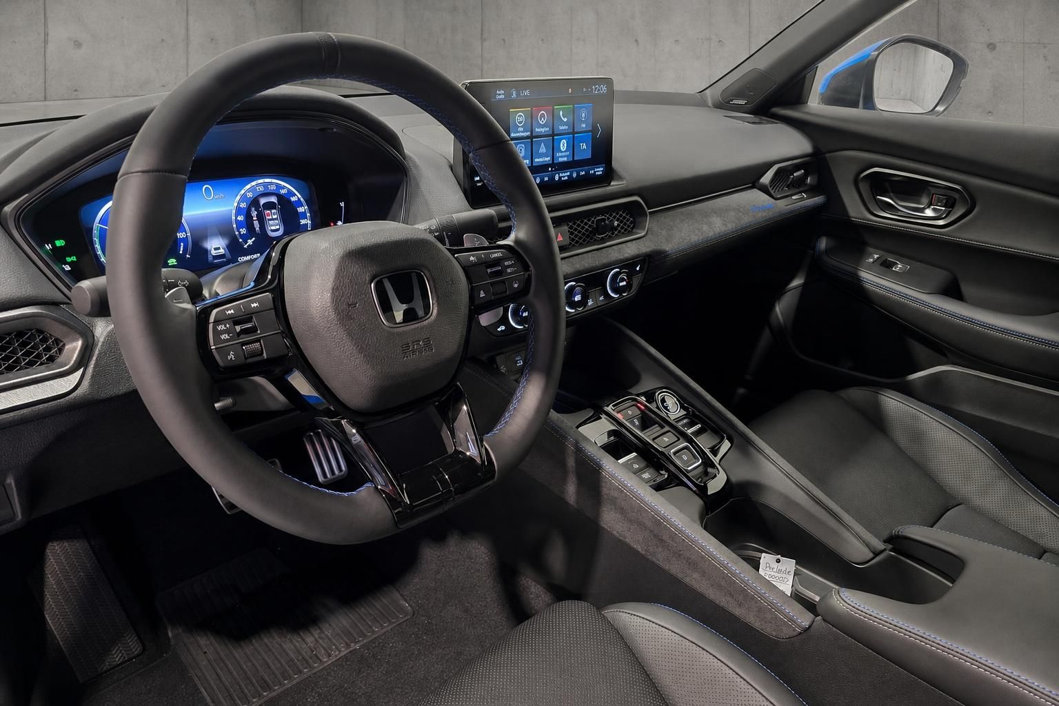 Honda Prelude Cockpit mit Lenkrad und Multimediadisplay