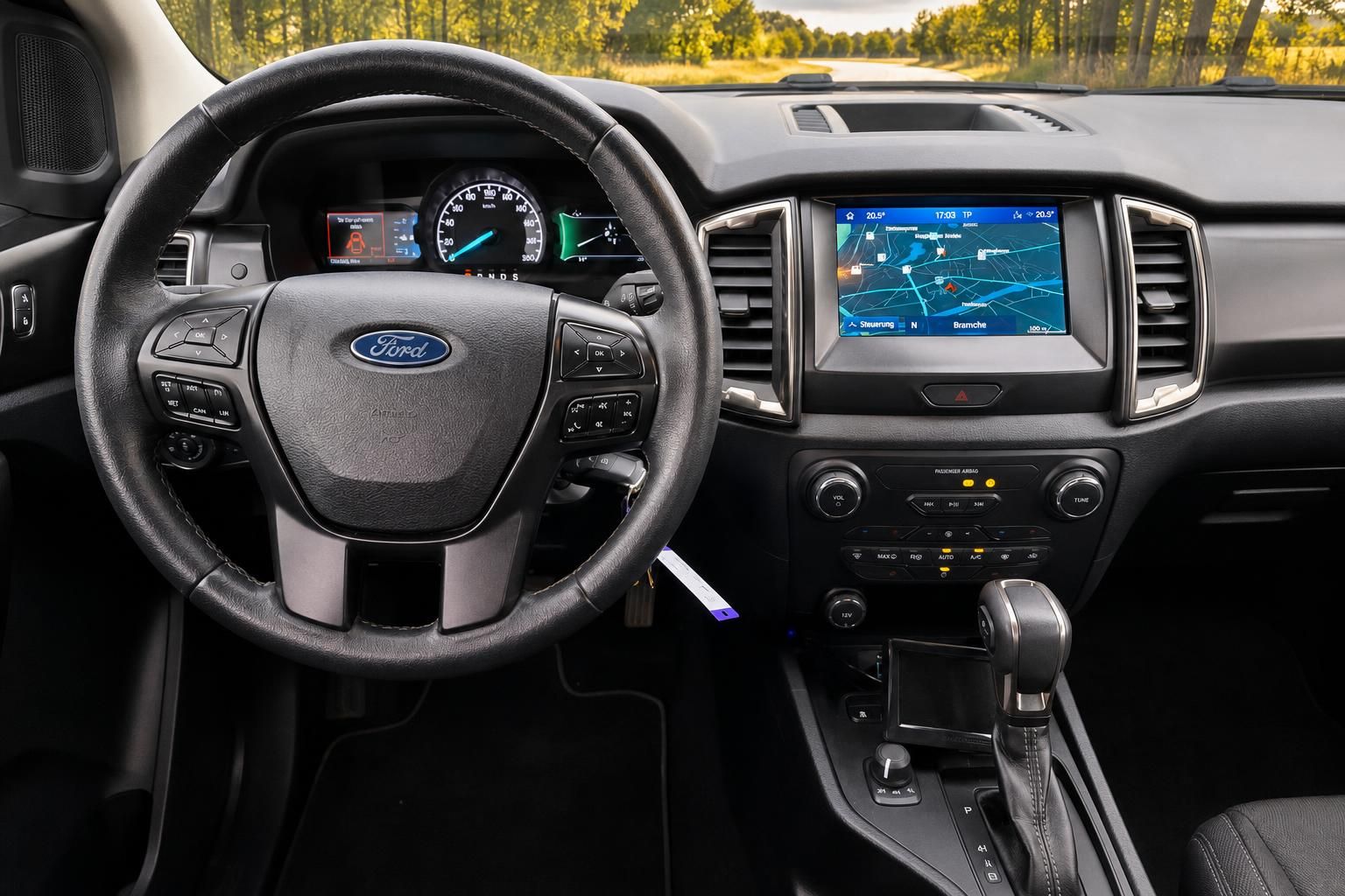 Ford Armaturenbrett mit Lenkrad, Navigationssystem und Instrumentencluster im Innenraum