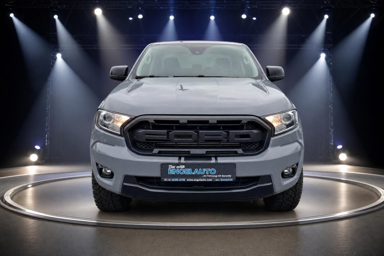 Ford Ranger Pickup silber Frontansicht mit FORD Kühlergrill und Engelauto Kennzeichenhalter