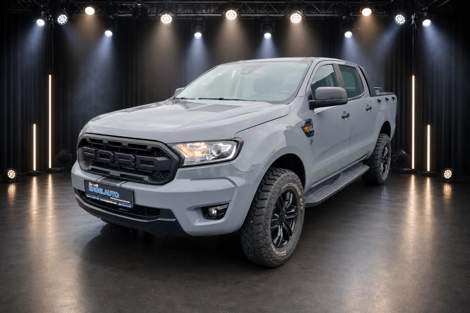 Ford Ranger Pickup silber Schrägansicht vorne links mit FORD Kühlergrill und LED-Scheinwerfern