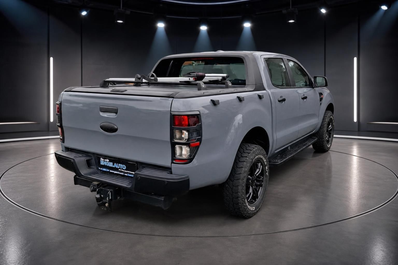 Ford Ranger Pickup silber Heckansicht mit Rücklichtern, Ladeklappe und Engelauto Kennzeichen