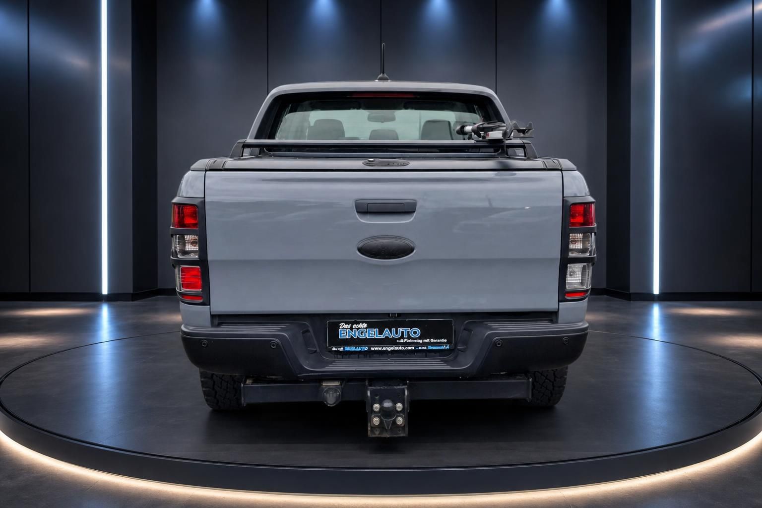 Silberner Ford Ranger Pickup Truck Heckansicht mit Ladeflächenabdeckung im Showroom