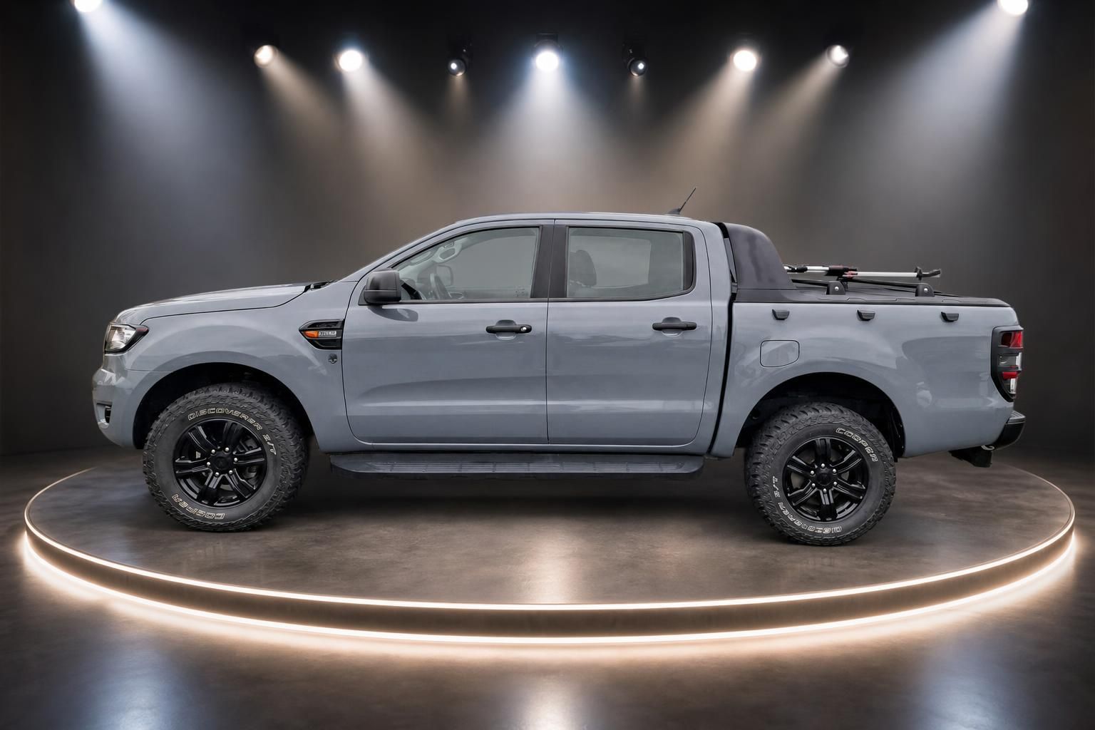 Ford Ranger Doppelkabine Seitenansicht in silber mit schwarzen Felgen und Geländereifen