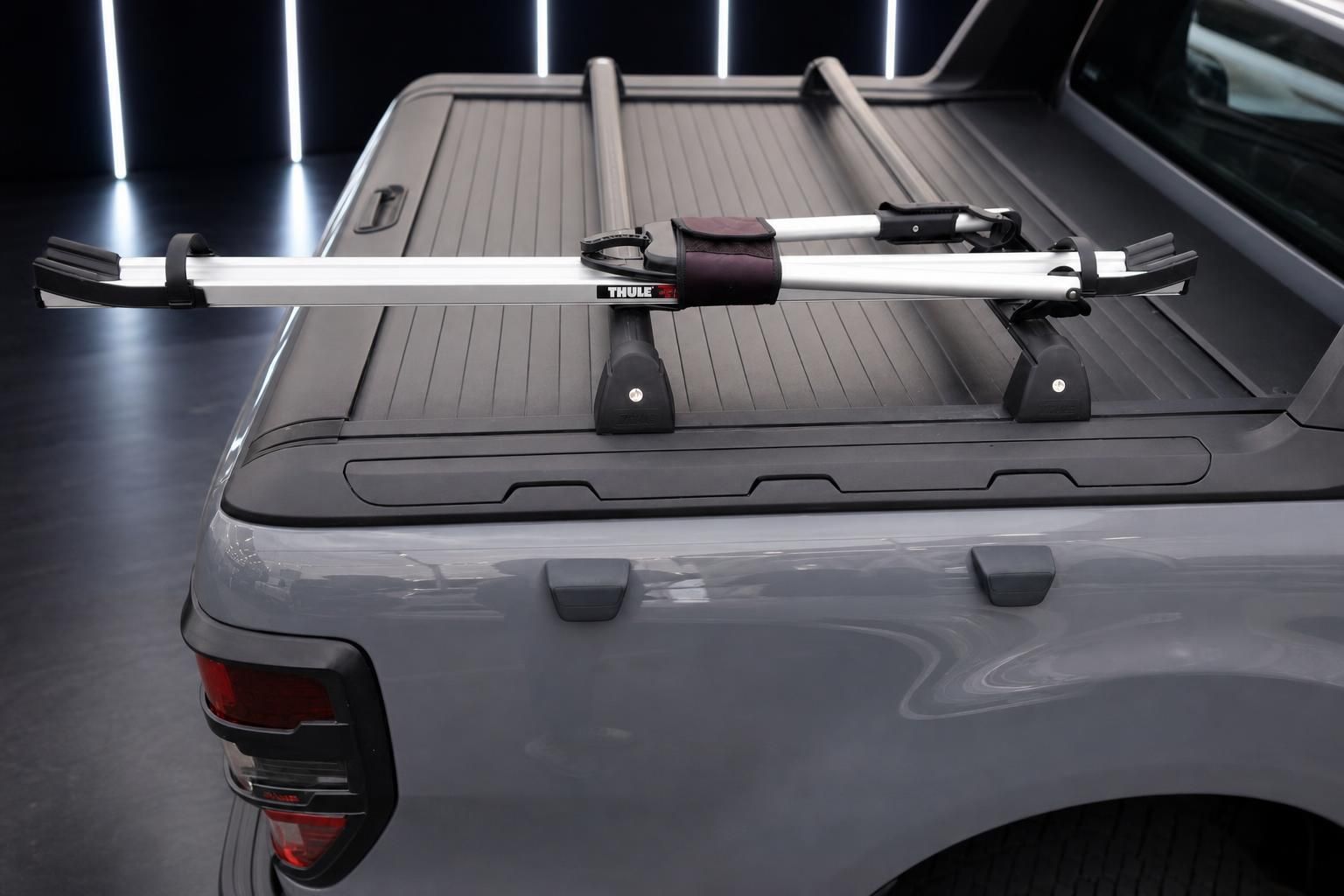 Ford Ranger Ladeflächenabdeckung mit Thule Fahrradträger System Detailaufnahme