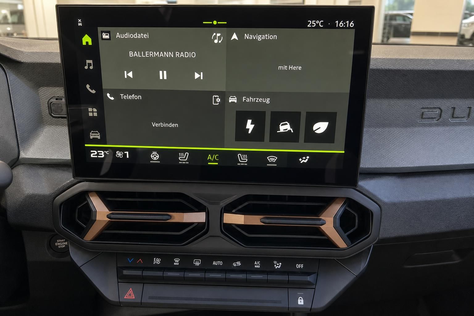 Dacia Duster Infotainment Touchscreen mit Klimabedienung und Navigation