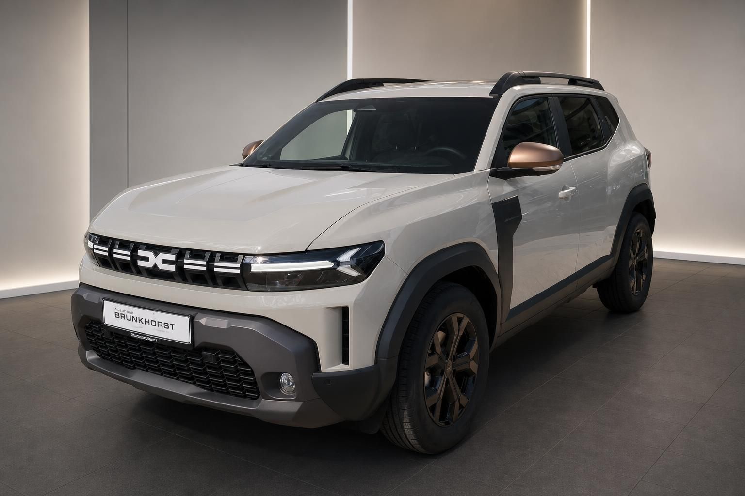 Dacia Duster in Beige, Frontansicht schraeg im Showroom