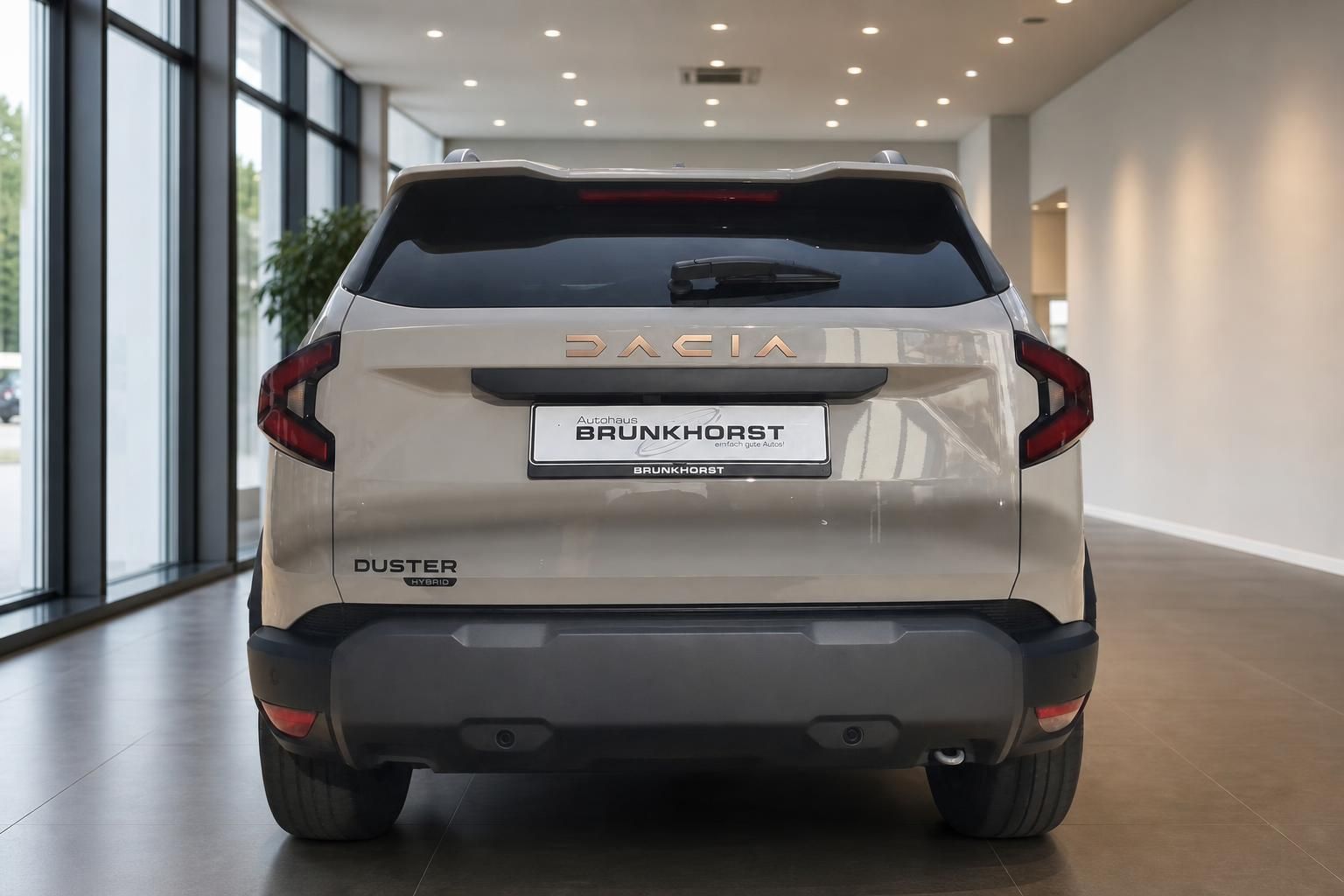 Dacia Duster Hybrid in Beige, Heckansicht im Autohaus Brunkhorst